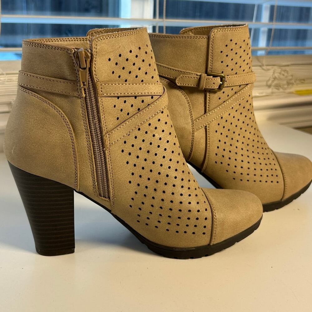 White MT. Perforated Tan Ankle Boots Womens Sz 7